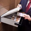 Как уберечь свои деньги на период отпусков: во сколько обойдутся банковские ячейки
