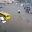 Во Львове из подтопленных машин эвакуировали 130 человек (фото, видео) Во Львове из подтопленных машин эвакуировали 130 человек (фото, видео)