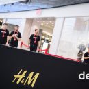 Первый пошел: как флагманский магазин H&M в Lavina Mall открывали — фото Первый пошел: как флагманский магазин H&M в Lavina Mall открывали — фото